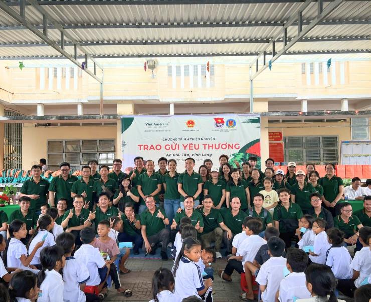 KIỂM TOÁN VIỆT ÚC TRAO GỬI YÊU THƯƠNG ĐẾN HỌC SINH KHÓ KHĂN TẠI XÃ AN PHÚ TÂN