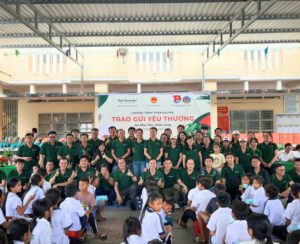 VIET AUSTRALIA AUDITING SHARES LOVE WITH UNDERPRIVILEGED STUDENTS IN AN PHU TAN COMMUNE